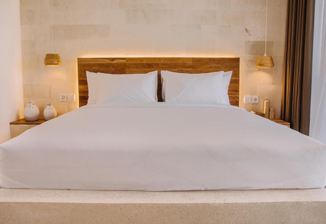Hotel Neano Escape Manggis Zewnętrze zdjęcie A bed with a mattress and a bed frame