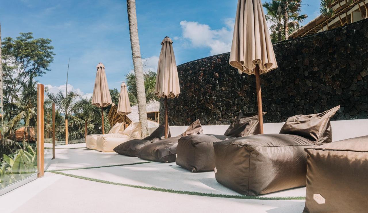 Hotel Neano Escape Manggis Zewnętrze zdjęcie Bean bag chairs at a resort in Bali, Indonesia
