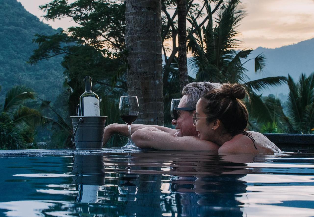 Hotel Neano Escape Manggis Zewnętrze zdjęcie A couple at the resort