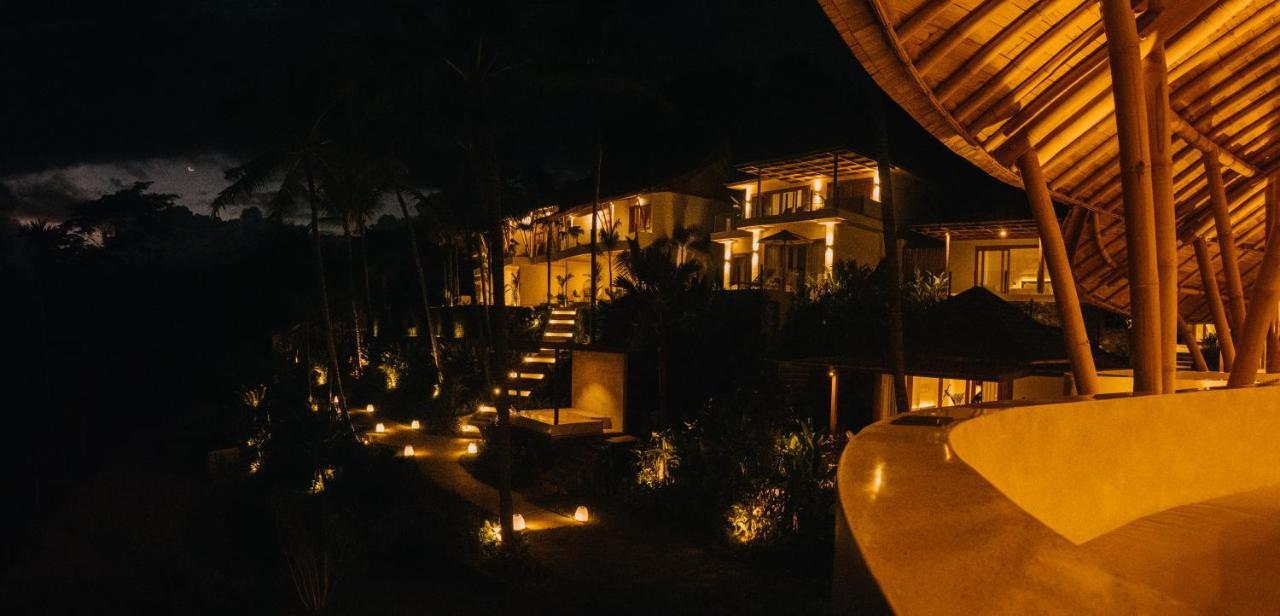 Hotel Neano Escape Manggis Zewnętrze zdjęcie The resort at night